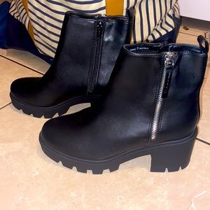 DOLCE VITA BLACK HEELED BOOTS WITH ZIPPERS ON BOTH SIDES SIZE 7